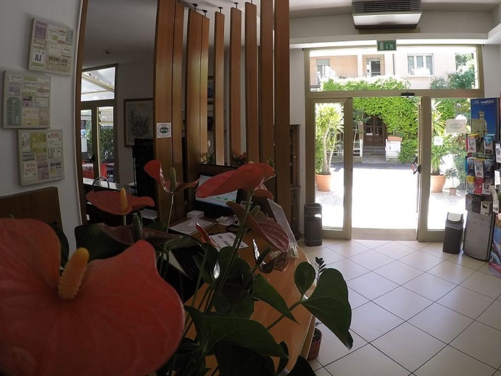 Hotel Ausonia B&B Rimini Buitenkant foto